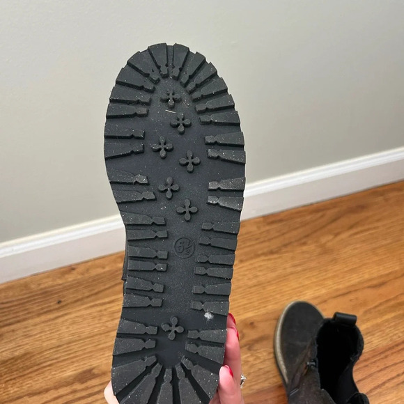 Universal Thread Felted Chelsea Boots - Picture 6 of 7